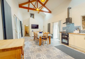 Cosy Dog Friendly 18th Century Barn, Hot Tub