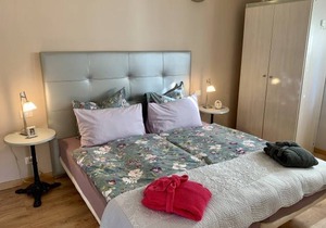 Cottage with 1 Bedroom, 1 Bathroom, Heated solar Pool, Sauna, jacuzzi, Garden