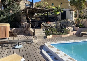 Cottage with 1 Bedroom, 1 Bathroom, Heated solar Pool, Sauna, jacuzzi, Garden