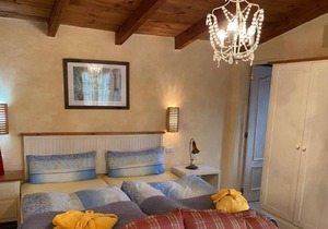 Cottage with 1 Bedroom, 2 Bathroom Heated solar Pool, Sauna, Jacuzzi Garden