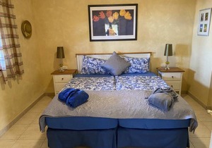 Cottage with 2 Bedrooms.2 Bathrooms, Heated solar Pool, Sauna, Jacuzzi, Garden