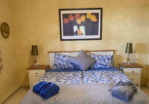 Cottage with 2 Bedrooms.2 Bathrooms, Heated solar Pool, Sauna, Jacuzzi, Garden