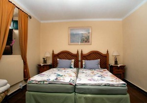 Cottage with 3 Bedrooms, 2 Bathrooms, Heated solar Pool, Sauna, Jacuzzi, Garden