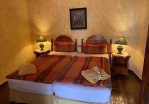 Cottage with 3 Bedrooms, 2 Bathrooms, Heated solar Pool, Sauna, Jacuzzi, Garden