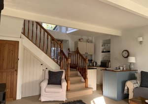 Cottage with pretty garden and views. 2 mins from cobbled square, pubs/amenities