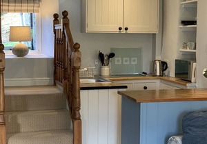 Cottage with pretty garden and views. 2 mins from cobbled square, pubs/amenities