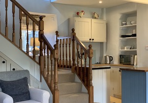 Cottage with pretty garden and views. 2 mins from cobbled square, pubs/amenities