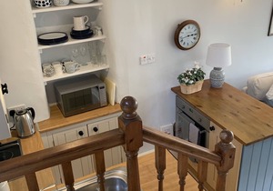 Cottage with pretty garden and views. 2 mins from cobbled square, pubs/amenities