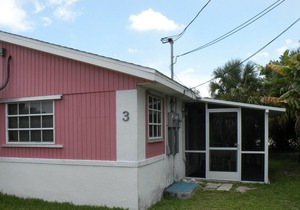 Cottage with swimming pool and dockage, just minutes to Key West!