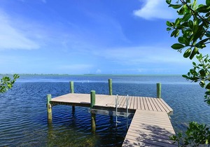 Cottage with swimming pool and dockage, just minutes to Key West!