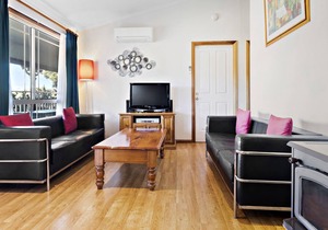 Cottages on Lovedale - No. 1 (2 bedroom) - 2 bedroom, 2 bathroom cottage in sensational Lovedale location