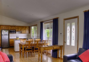 Cottages on Lovedale - No. 3 (2 bedroom) - 2 bedroom, 2 bathroom cottage in convenient Lovedale location