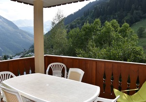 Cozy apartment near lifts with garage, pets allowed