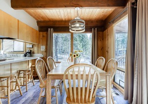 Cozy cabin with three decks, EV charger, & SHARC Passes - dog-friendly