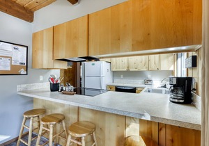Cozy cabin with three decks, EV charger, & SHARC Passes - dog-friendly