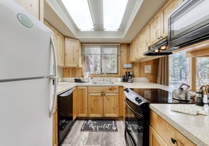 Cozy cabin with three decks, EV charger, & SHARC Passes - dog-friendly