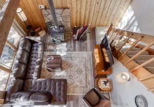 Cozy cabin with three decks, EV charger, & SHARC Passes - dog-friendly