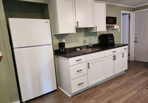 Cozy Cottage: A Lakeside Nook of Comfort and Charm