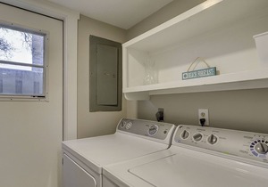 Cozy, Family Friendly,Oriented, close to Coligny Plaza, short walk to beach