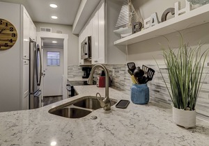 Cozy, Family Friendly,Oriented, close to Coligny Plaza, short walk to beach