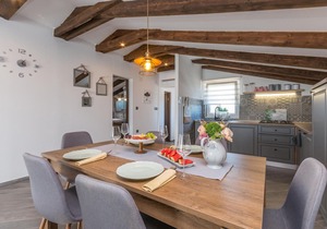 Cozy home in Kosljun with WiFi