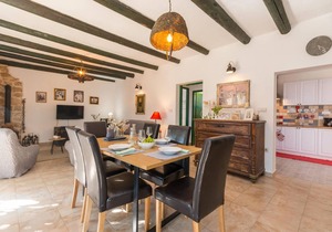 Cozy home in Kosljun with WiFi