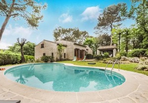 Cozy Home In Roquefort-Les-Pins