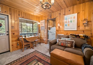 Cozy on Rainbow | Fireplace | BBQ | Mountain Getaway