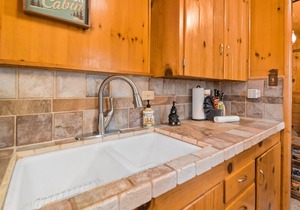 Cozy on Rainbow | Fireplace | BBQ | Mountain Getaway