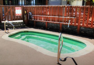 Cozy Ski-in Mountainside Studio w/Free wifi and Hot Tub Great Location