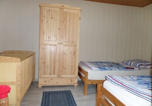 Cozy, small cottage quiet in the garden, with sauna, 350 m to the beach