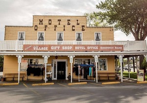 Cozy Stay w/Pool & Hot Breakfast - A Stone's Throw from Buffalo Bill Reservoir