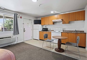 (Cozy studio, 1BED, 1BA, w/kitchen)