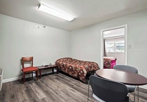 (Cozy studio, 2BED, 1BA, w/kitchen)