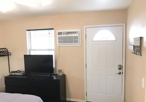 Cozy Studio. Near Everything!