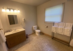 Cozy suite with fireplace. Close to hiking trails, ski resorts and family parks!