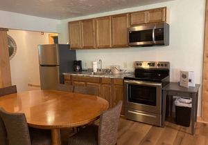 Cozy suite with fireplace. Close to hiking trails, ski resorts and family parks!