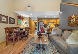 Creekside Condos C (Private Hot tub) River Views!
