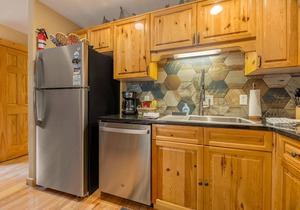 Creekside Condos C (Private Hot tub) River Views!