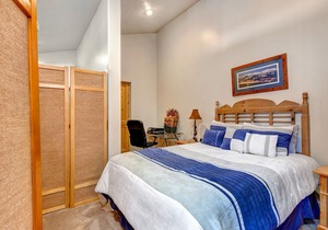 Crestview D304 by Moose Management-Top Floor! Walk to Outlets&Shuttle -HotTub