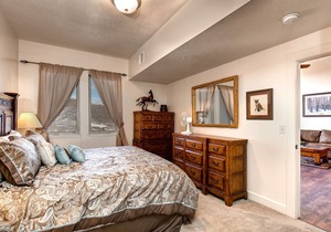 Crestview D304 by Moose Management-Top Floor! Walk to Outlets&Shuttle -HotTub
