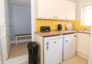 CURLEW COTTAGE, family friendly, with a garden in Snettisham