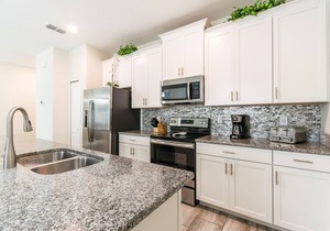 Cute 4 Bed Splash Pool Townhome in Storey Lake