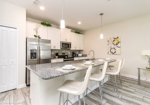 Cute 4 Bed Splash Pool Townhome in Storey Lake