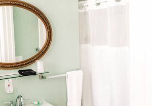 Cutlass Room - Captain's Quarters Inn, Downtown Historic Edenton