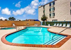 Days Inn & Suites by Wyndham Fullerton