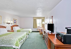 Days Inn & Suites by Wyndham Fullerton