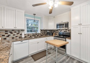 Delightful Pet Friendly Cottage in East Beach Neighborhood with Swimming Pool
