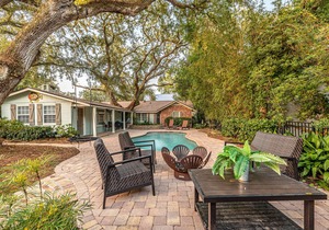 Delightful Pet Friendly Cottage in East Beach Neighborhood with Swimming Pool