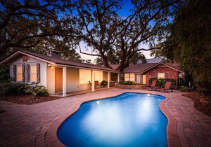 Delightful Pet Friendly Cottage in East Beach Neighborhood with Swimming Pool